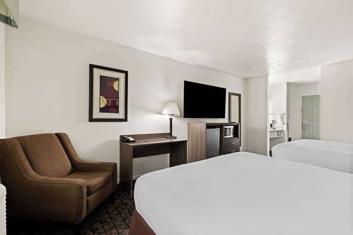 Room 10 of 33