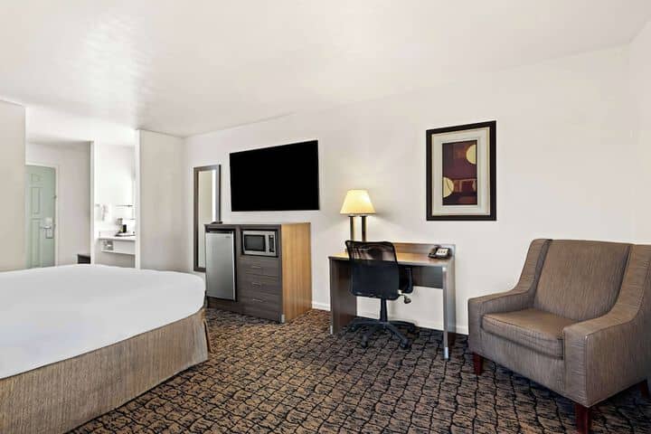 Room 8 of 33
