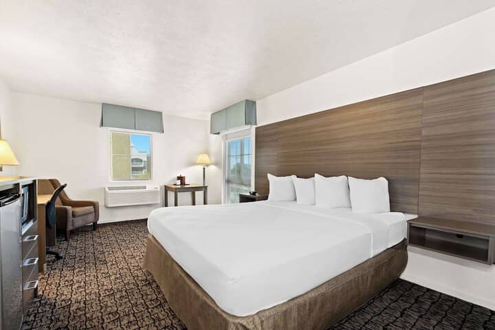 Room 4 of 33