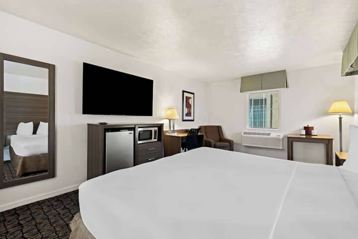Room 7 of 33
